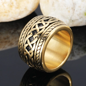 Vintage keltischer Knoten Edelstahl Herrenring in Gold und Schwarz mit Relieftextur