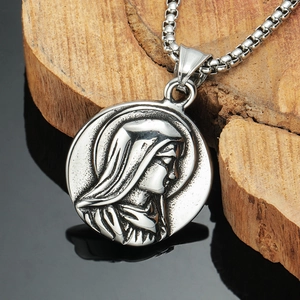 Collier vintage en acier avec pendentif circulaire en relief et chaîne à mailles carrées