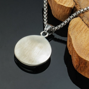 Pendentif circulaire en acier brossé style punk pour hommes avec chaîne maille box