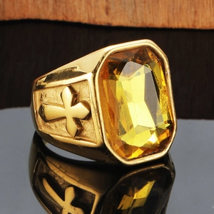 Vintage Herrenring aus Titanstahl mit rechteckigem gelbem Edelstein und Kreuzgravur
