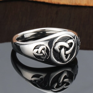 Vintage zilveren Viking ring met Keltische knopen op zwarte reliëf achtergrond detail