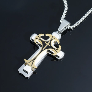 Collier avec pendentif croix à trois couches en acier inoxydable et détails noirs émaillés