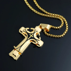Collier avec pendentif croix dorée à trois couches, émail noir et gravures ciselées