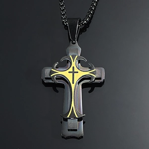 Gros plan sur pendentif croix double épaisseur noir mat et jaune avec chaîne box