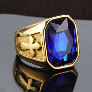 Nahaufnahme des goldenen Herrenrings mit blauem Edelstein und Kreuzrelief-Details