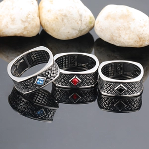 Bague Vintage en pour Hommes avec Pierre Précieuse Carrée et Texture Tissée Bijoux Retro Punk Hip Hop