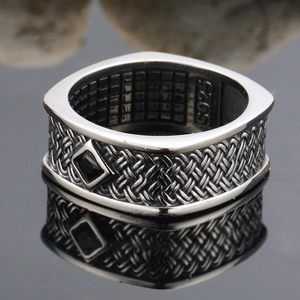 Bague vintage en argent S925 avec pierre carrée noire et détails de texture tressée