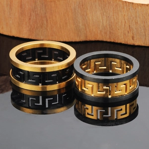 Bagues en acier inoxydable or et noir avec motif de clé grecque sur surface miroir
