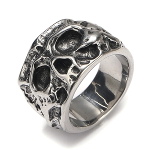 Vintage punk schedel ring in antiek zilver staal met verweerde gotische details