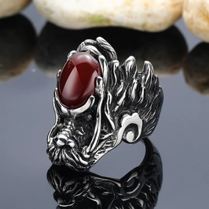 Bague tête de dragon rétro en acier argent noir avec un grand rubis ovale pour homme