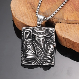 Pendentif corbeau gothique nordique en argent vieilli avec détails de crâne