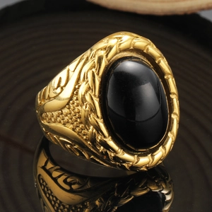 Detail eines Vintage-Goldrings mit schwarzem Edelstein und geflochtener Struktur