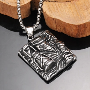 Pendentif en relief de médecin de la peste et crâne sur collier vintage en acier carré