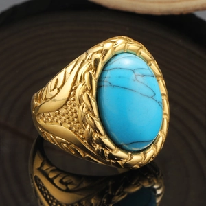 Nahaufnahme eines goldenen Vintage-Rings mit ovalem Türkisstein und Blattmustern