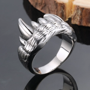 Bague punk en acier titane avec motif griffe de bête audacieux et finition vieillie