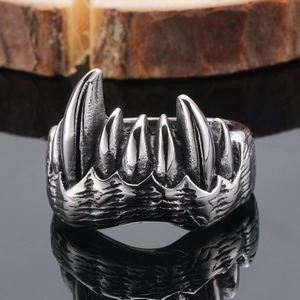 Bague gothique griffes et crocs de bête pour homme en acier inoxydable oxydé rétro