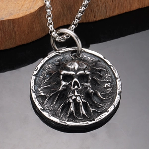 Collana vintage in acciaio inossidabile con pendente teschio 3D su base nera lucida