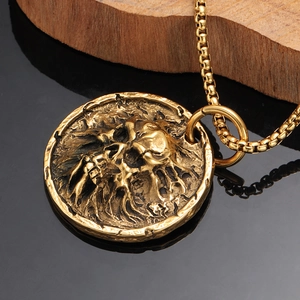 Collana vintage da uomo con ciondolo a teschio in rilievo in acciaio inossidabile placcato oro