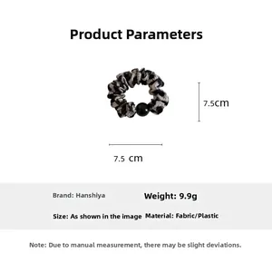 Dettaglio elastico per capelli leopardato con perla nera e misura di 7,5 cm