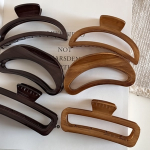 Set of six wood-grain textured hair claws in semi-circle and rectangular shapes