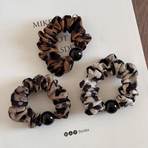 Set di tre elastici per capelli leopardati con perle nere decorative in toni neutri