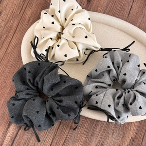 Dreiteiliges Haargummi-Set mit Herzprint und schwarzen Schleifen in Creme und Grau