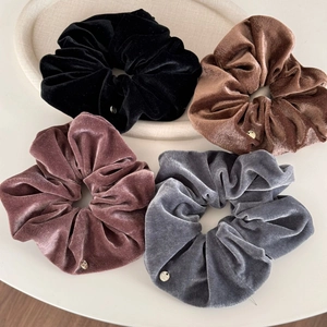 Set di grandi elastici scrunchie in velluto nero, beige, rosa e grigio con loghi oro