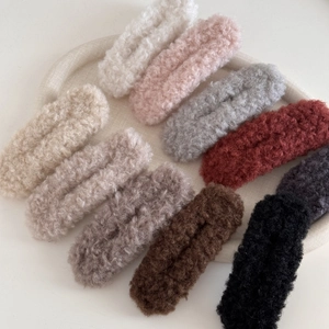 Plüsch-Haarklammern in neun Farben auf einem Tablett für Herbst- und Winter-Styling