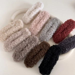 Set mit 10 bunten Plüsch-Haarspangen aus weichem Teddy-Fleece für das Winter-Styling