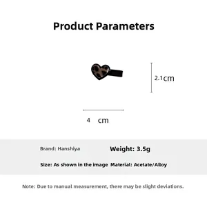Vue détaillée de la pince à cheveux cœur léopard avec dimensions 4cm x 2.1cm et poids 3.5g