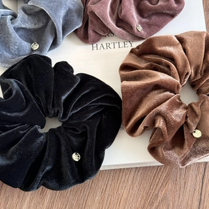 Elastici per capelli in velluto con ciondoli dorati nei colori nero marrone e grigio