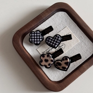 Lot de 4 barrettes à cheveux fait main avec motifs léopard et carreaux, fleurs et cœurs