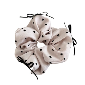 Rosa Haargummi mit schwarzen Herz-Print und Schleifen für das tägliche Styling