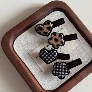 Lot de quatre barrettes mignonnes en forme de cœur et fleur avec motifs léopard et damier