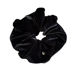 Elegante elastico scrunchie in velluto nero con ciondolo in metallo dorato per coda bassa