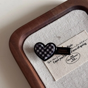 Détail d'une pince à cheveux en cœur à damier avec lettrage doré France Handmade