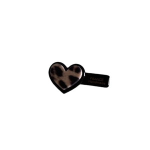 Pince à cheveux coeur motif léopard avec logo France Handmade sur fond blanc épuré