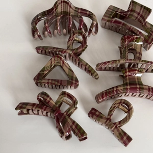 British style red and green plaid hair claw clips set with elegant beige base pattern