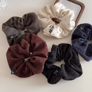Ensemble de cinq chouchous en tissu à pois de différentes couleurs élégantes avec étiquettes