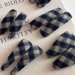 Lot de barrettes à cheveux rétro en tissu écossais bleu marine avec une texture en laine élégante