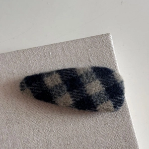 Détails de la texture du tissu écossais bleu marine sur fond minimaliste en lin