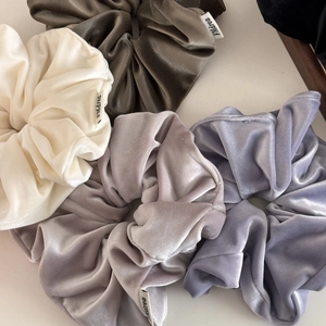 Set mit vier Premium-Samt-Haargummis in den Farben Creme, Braun, Grau und Lila
