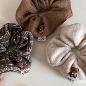 Lot de trois chouchous en peluche avec oursons, motifs à carreaux et tons naturels