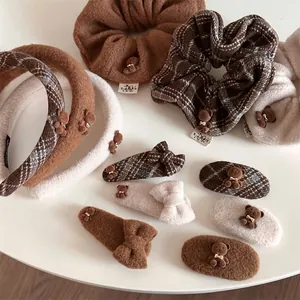 Barrette à Cheveux Ours en Peluche Mignonne pour Femmes Chouchou Plaid Bandeau en Fausse Fourrure Accessoires de Coiffure Automne Hiver