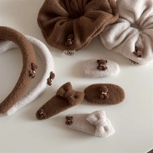 Collection détaillée d'accessoires de cheveux en peluche marron avec motifs à carreaux