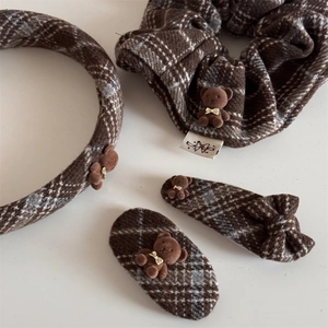 Coffret accessoires cheveux à carreaux marron avec ours en peluche et chouchou