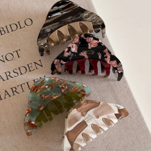 Pinces à cheveux en acétate avec motifs marbrés et écaille de tortue sur tissu en lin
