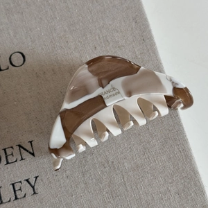 Détail de la pince à cheveux en acétate écaille avec texte France Handmade et dents