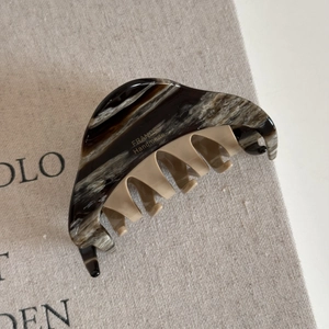 Détail d'une pince à cheveux en acétate faite main avec gravure dorée élégante
