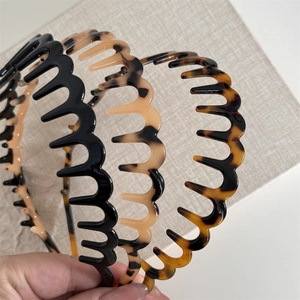 French wavy acetate hairband set with non-slip teeth in black and tortoiseshell patterns
